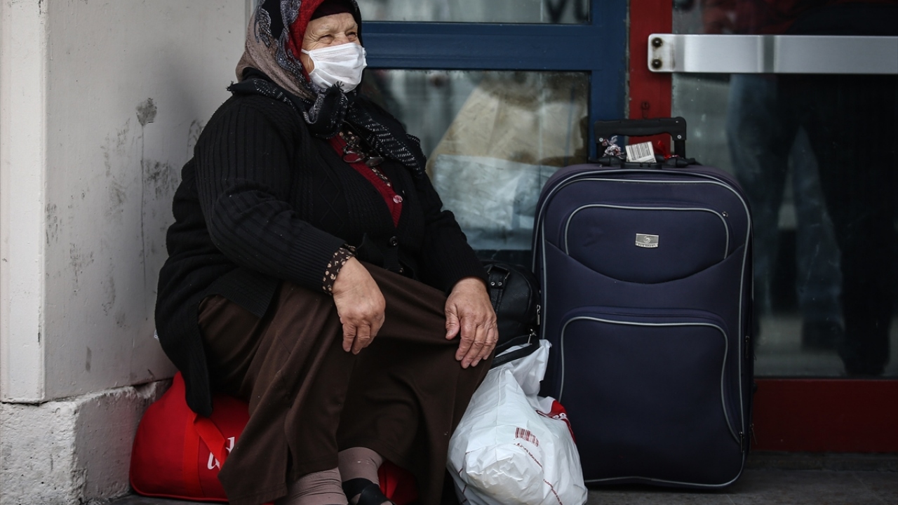 Memleketlerine gitmek için 15 Temmuz Demokrasi Otogarı`na gelen üreticiler yoğunluk oluşturdu.
