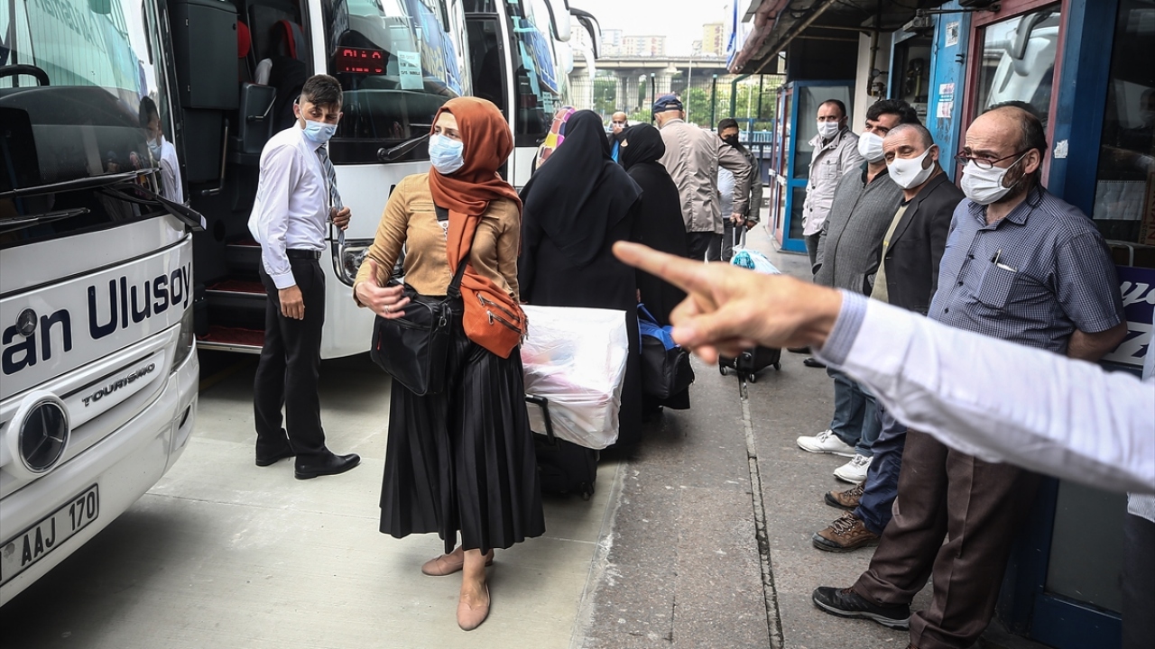 Seyahat izin belgesi alabildikleri için mutlu olduklarını dile getiren üreticiler, aynı zamanda memleketlerine gitme imkanı bulduklarından dolayı memnuniyet duyduklarını söyledi. 