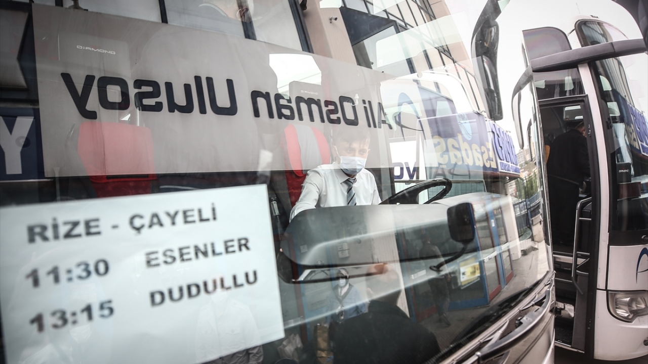 71 yaşındaki Miyase Uluşahin, yaklaşık 5 aydır İstanbul`da olduğunu ve memleketine dönmek için uzun süredir beklediğini ifade etti. 