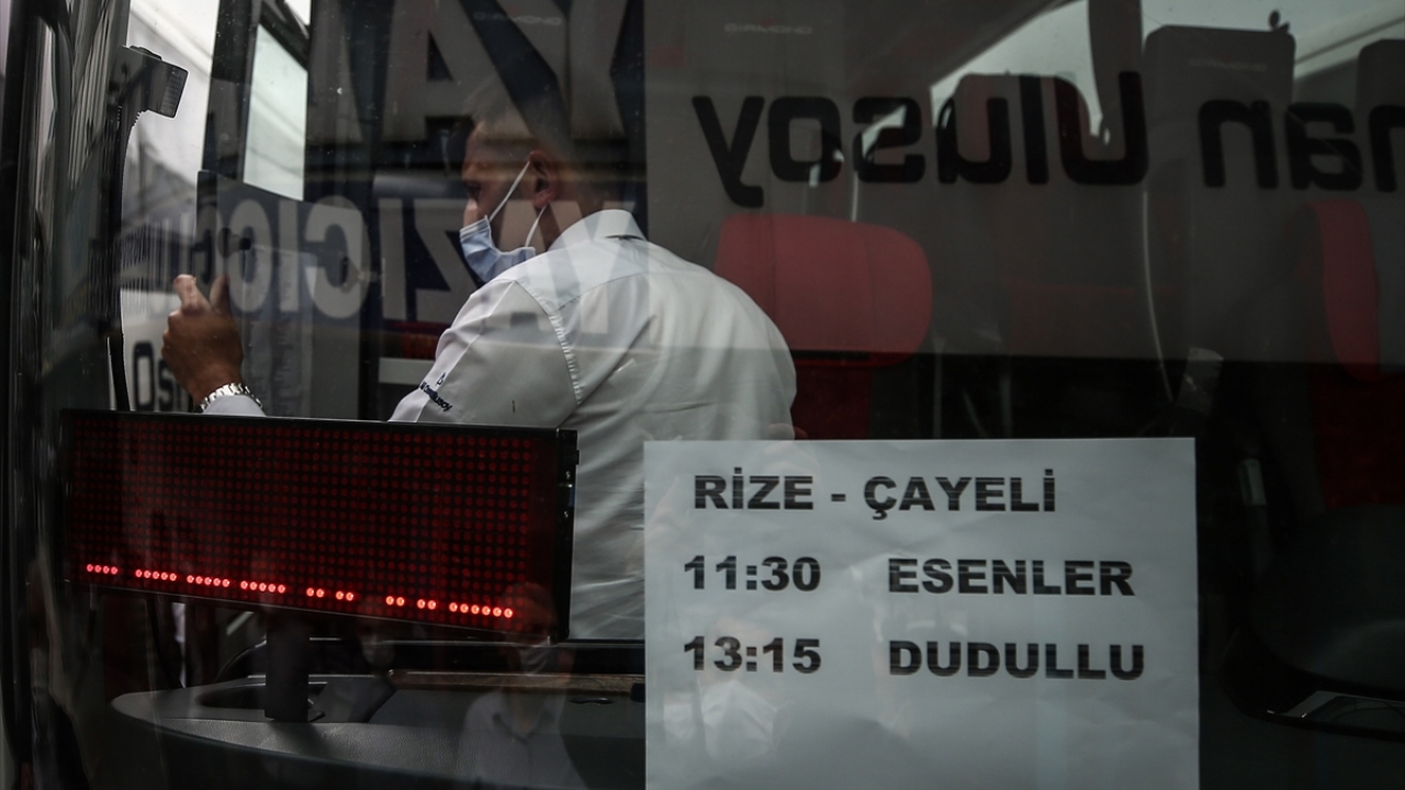 69 yaşındaki Saime Yazıcı ise seyahat izin belgesini e-Devlet üzerinden çıkardığını ve memleketi Rize`ye gitmek için otogara geldiğini anlattı. 