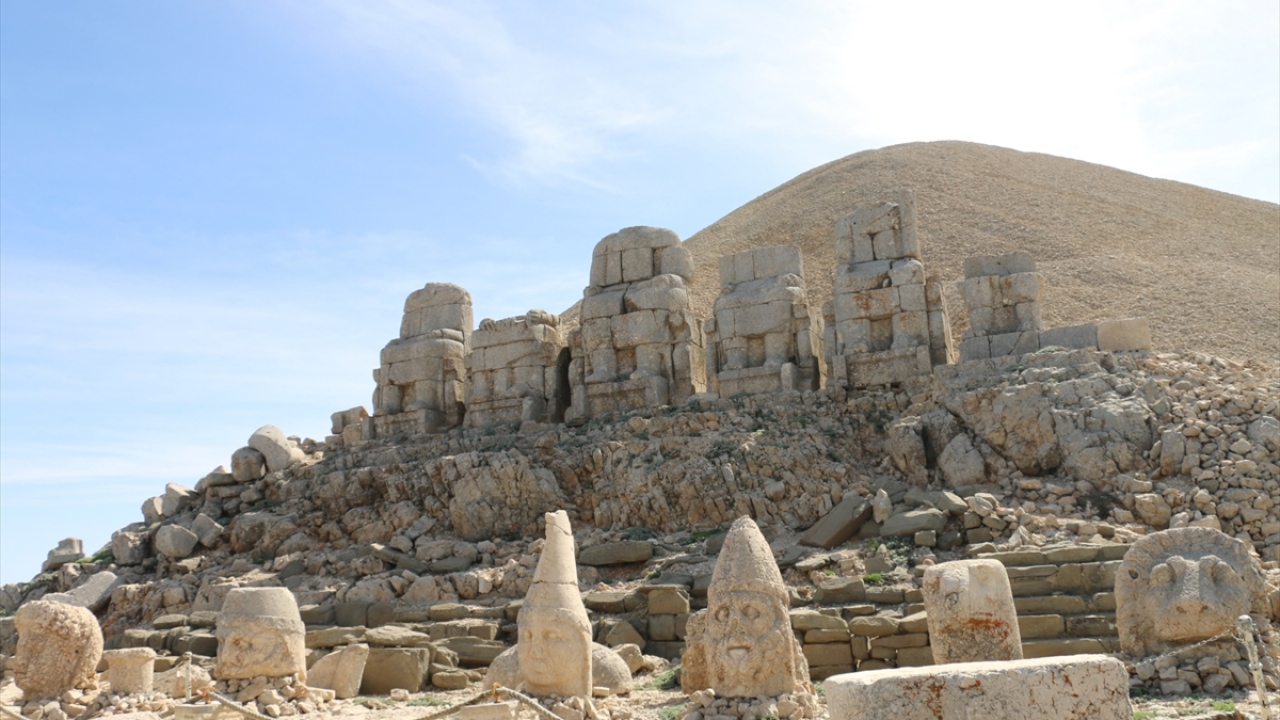 Kommagene Krallığı`na ait 50 metre yüksekliğinde, 150 metre çapındaki tümülüs ve dev heykellerin bulunduğu 2 bin 206 metre yükseklikteki Nemrut Dağı, bu yıl yeni tip koronavirüsle mücadele kapsamında en sakin günlerini geçiriyor.