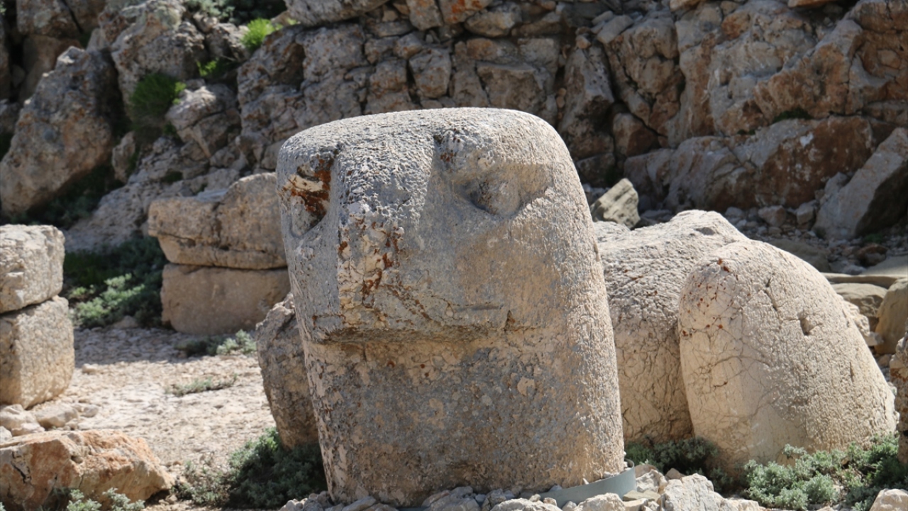 İl Kültür Turizm Müdürü Mustafa Ekinci, yaptığı açıklamada, geçen yıl 160 bini aşkın kişinin Nemrut Dağı`nı ziyaret ettiğini kaydetti.