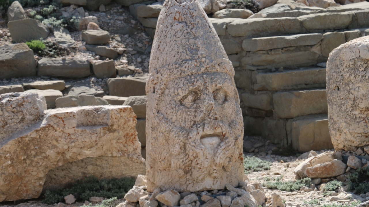Ekinci, turizm sezonu başladığında Nemrut ziyaretçilerini maske ve sosyal mesafe gibi tüm önlemleri alarak ziyaretçi kabul etmeyi planladıklarını ifade etti.