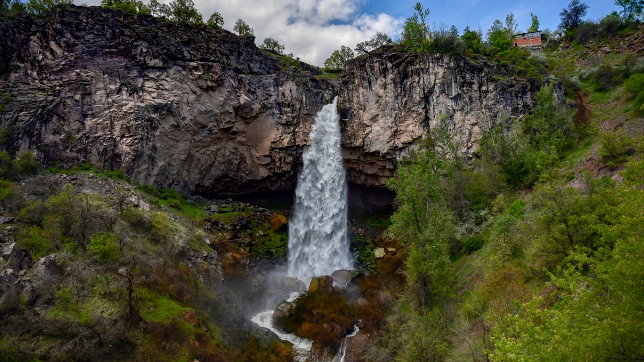 Şebinkarahisar ilçesi Çağlayan köyü sınırları içinde yer alan şelale, kayalık alanın ortasından yaklaşık 50 metre yükseklikten dökülüyor.