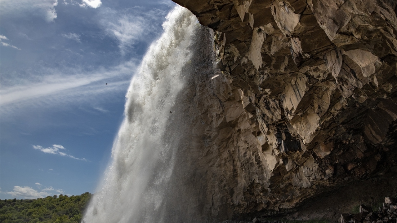 Her yıl özellikle mayıs ayında kar sularının da erimesiyle canlanan şelale, doğal güzelliği ve su sesiyle ziyaretçilerine huzur vadediyor.