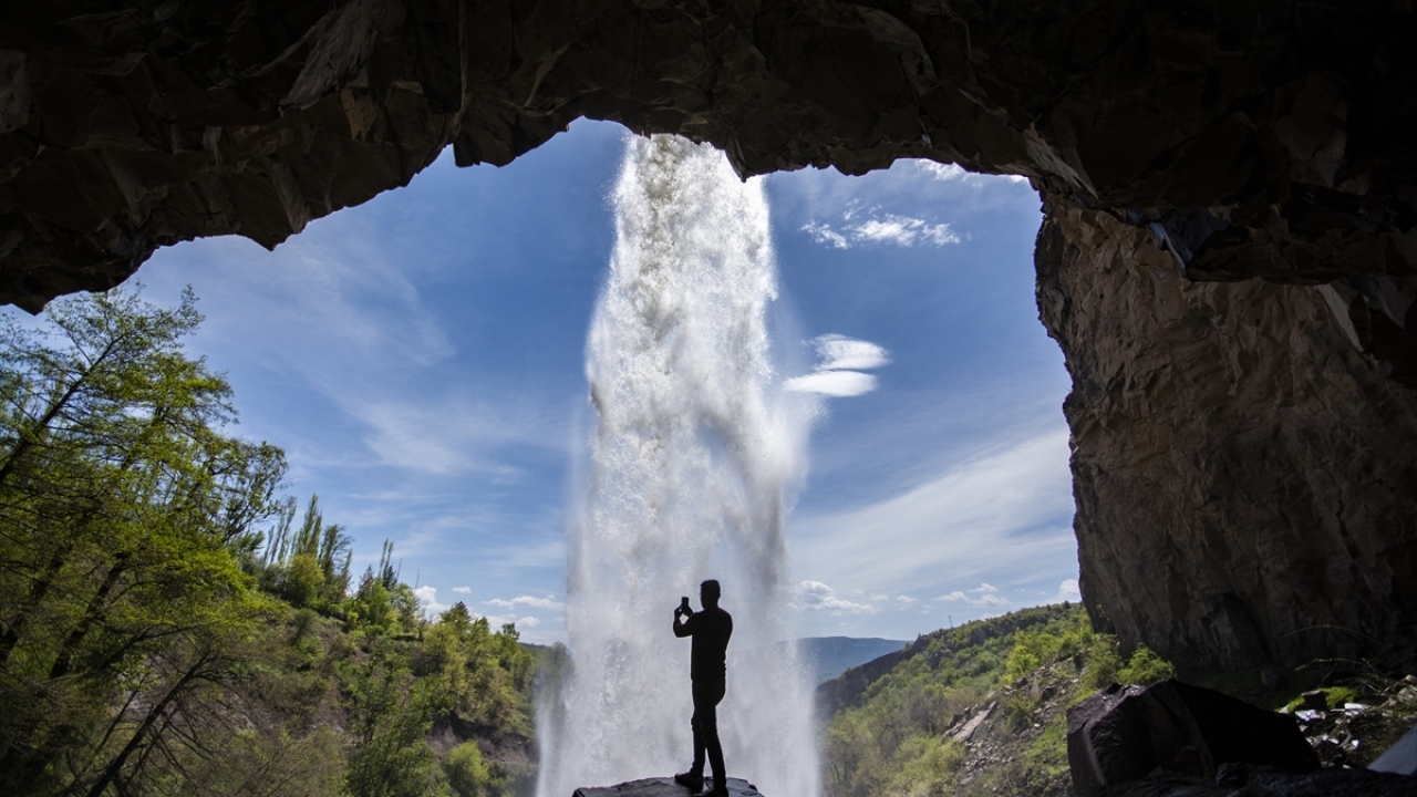 Köyün içerisinden üst kısmına ulaşılan şelalenin, alt kısmındaki alandan da suyun akışı izlenebiliyor. 