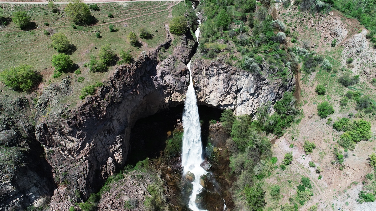 Yılın bu zamanlarında başta fotoğraf tutkunları olmak üzere doğaseverlerin ziyaret ettiği şelaleye, Kovid-19 salgını nedeniyle ilgi azalmış durumda.