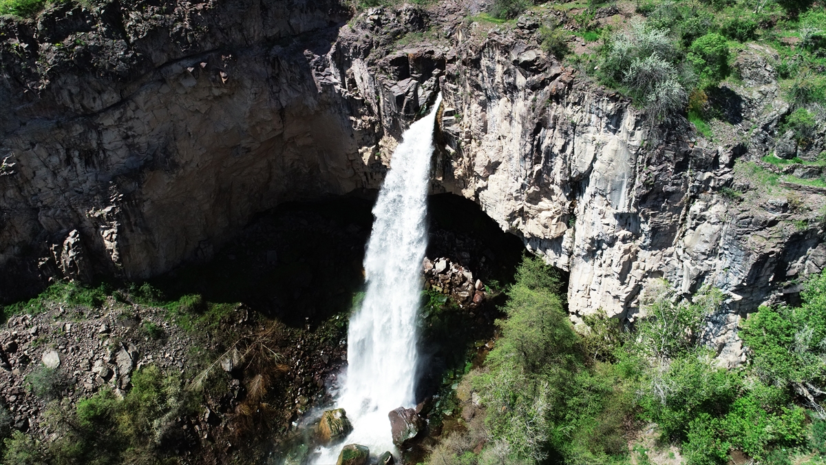 Bunun yanı sıra ilçenin doğal güzellikleri de içerisinde barındıran önemli bir yer olduğunu aktaran Yılancı, ilkbaharda tabiatın uyanmasıyla dağlarda, bahçelerde açan birçok çiçeğin güzellik oluşturduğunu ifade etti.