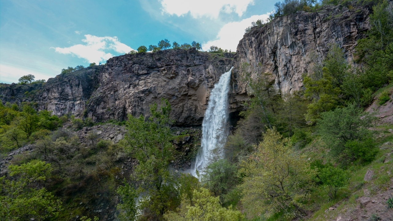 "Şehrin gürültüsünden kaçanlar Çağlayan Şelalesi`nde huzur buluyor" 