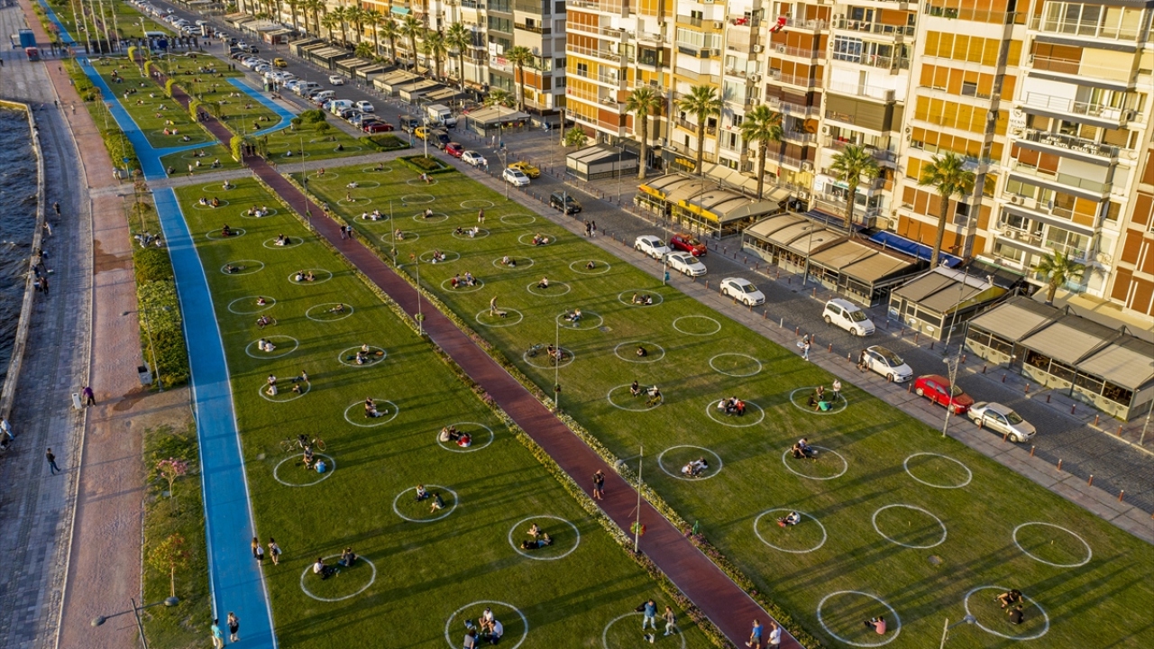 İzmir Büyükşehir Belediyesi Park ve Bahçeler Dairesi Başkanlığı ekipleri, özellikle akşam saatlerinde İzmirlilerin dinlenme mekanı olan Kordon`da 2,5 metrelik aralıklarla 4 metre çapında çemberler çizdi. 