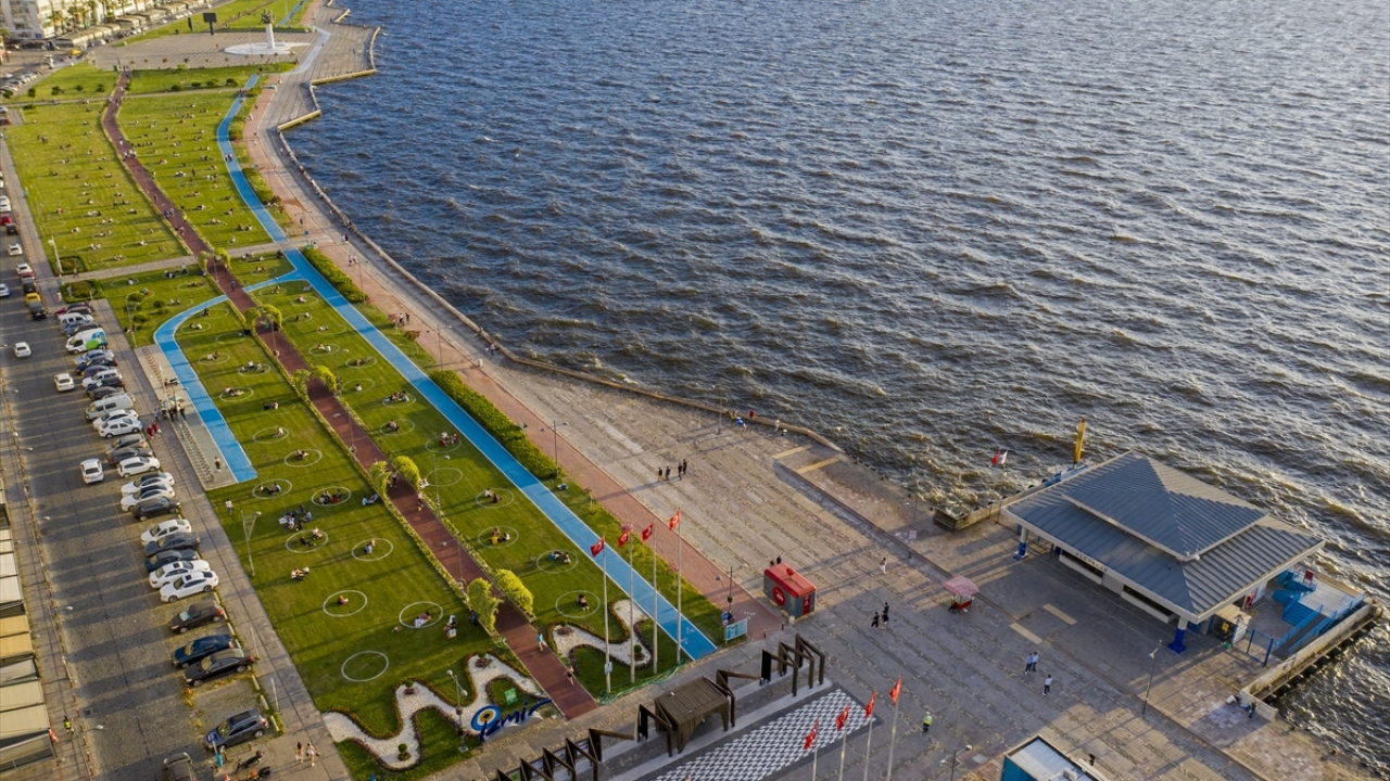 Uygulamanın Karşıyaka, Bayraklı Sahili, Buca Hasanağa Bahçesi, Bornova Aşık Veysel Rekreasyon Alanı olmak üzere kentin farklı noktalarındaki yeşil alanlarda devam edeceği belirtildi.