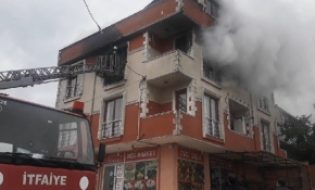 Evlerinde yangın çıkan 4 kişiyi itfaiye ekipleri kurtardı