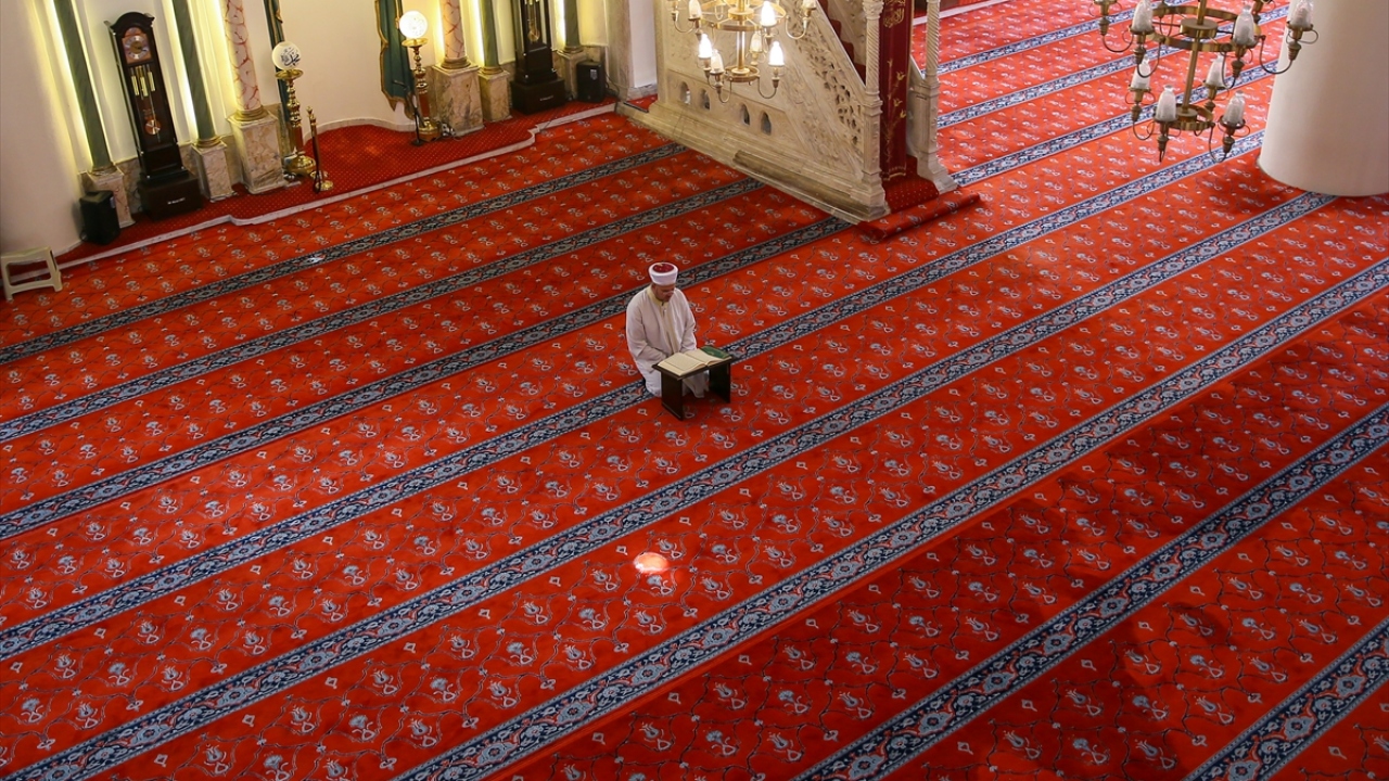 Şehirdeki 2 bine yakın cami, Çin`in Vuhan kentinde başlayan ve dünyaya yayılan salgın nedeniyle bu ramazanı mahzun geçirdi.