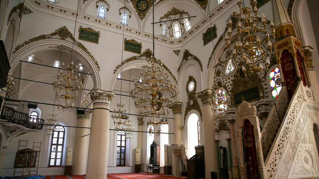 Tarihi yaklaşık 8 bin 500 yıl öncesine dayanan ve birçok medeniyete ev sahipliği yapan İzmir, Müslümanların Anadolu`da hakimiyeti sağlamasıyla şehir hayatına ait birçok esere sahip oldu.