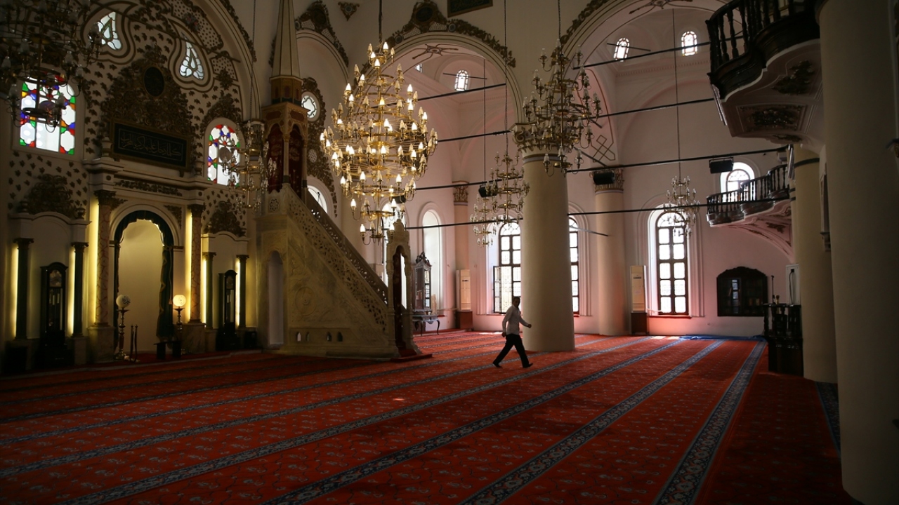 Beylikler, Selçuklular, Osmanlı İmparatorluğu ve Cumhuriyet dönemlerinde yapılan ve sayısı 2 bini bulan camiler, dönemlerine ait izleri taşıyor. 