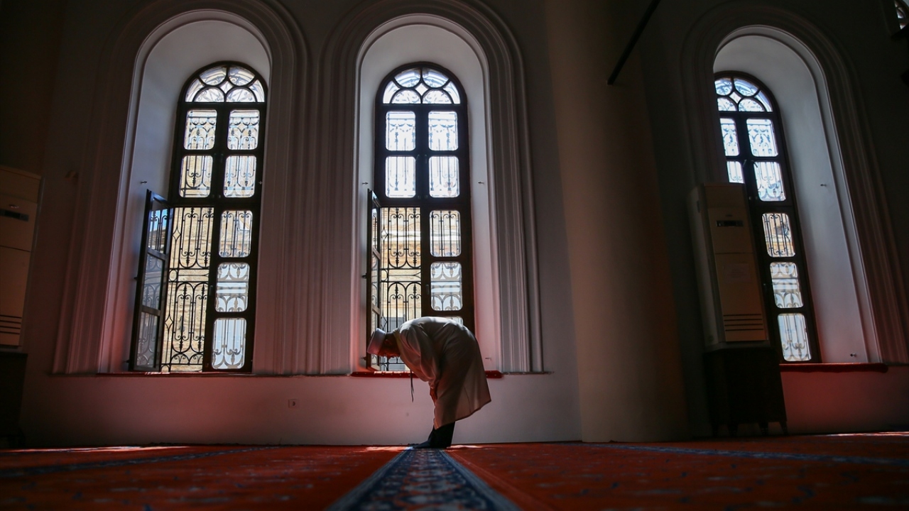 Salgını önlemek için hayata geçirilen kurallar çerçevesinde hazırlıkların yürütüldüğü ibadethaneler, yeni düzenlemeler çerçevesinde cemaati karşılayacak.
