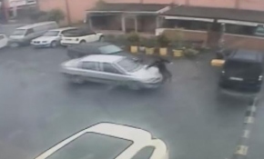 Şaka yapmak isteyen sürücü az kalsın arkadaşını öldürüyordu