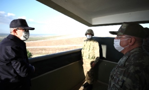 Milli Savunma Bakanı Akar sınırın sıfır noktasında