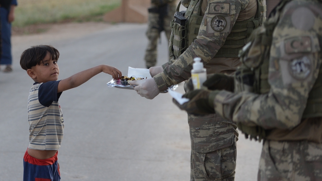 Güvenliklerini sağlayan ve kendilerine şefkat elini uzatan Mehmetçiğe dua eden Fatma Muhammed Hammayde,
