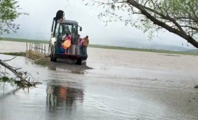 Derede mahsur kalanlar kepçeyle kurtarıldı
