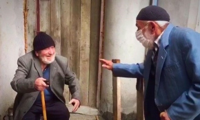 Trabzonlu dedelerden sosyal mesafeli bayramlaşma