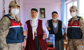 Yaşlı çift, jandarmaya "bayram harçlığı" teklif etti