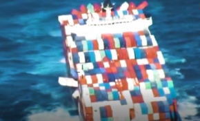 Dalgalarla boğuşan gemiden 40 konteyner suya düştü