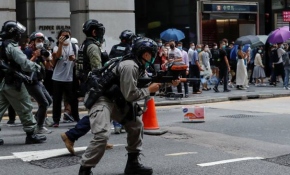 Hong Kong'da polis ve göstericiler yeniden karşı karşıya