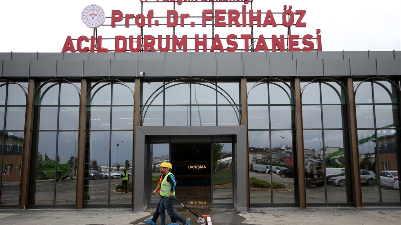 Bu kapsamda yeni tip koronavirüs (Covid-19) nedeniyle hayatını kaybeden ve "Hocaların hocası" olarak da anılan Prof. Dr. Murat Dilmener ile Prof. Dr. Feriha Öz`ün isimlerinin verildiği hastanelerin tabelaları asıldı. 