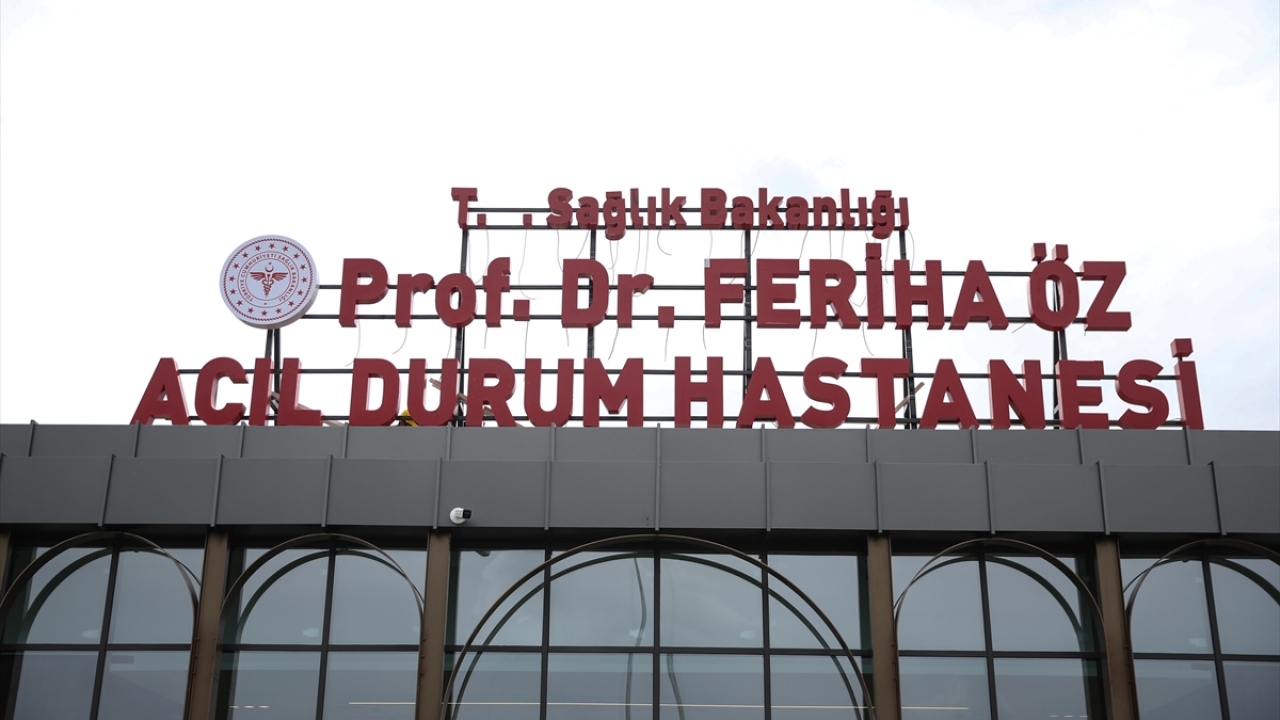 Yeni tip koronavirüs nedeniyle hayatını kaybeden Prof. Dr. Feriha Öz`ün adının yazılı olduğu tabela da salgınla mücadelede önemli bir merkez olması planlanan Sancaktepe`deki hastane binasındaki yerini aldı. 