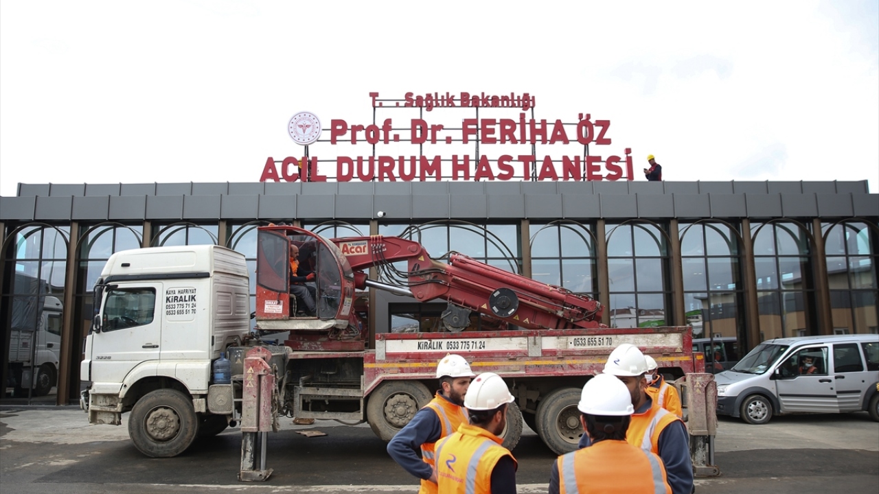 İnşa çalışmaları toplam 8 bin kişi tarafından 3 vardiya şeklinde yürütülen çok amaçlı acil durum hastanelerinin salgın, deprem ve afet hastanesi olarak kullanılması hedefleniyor. 