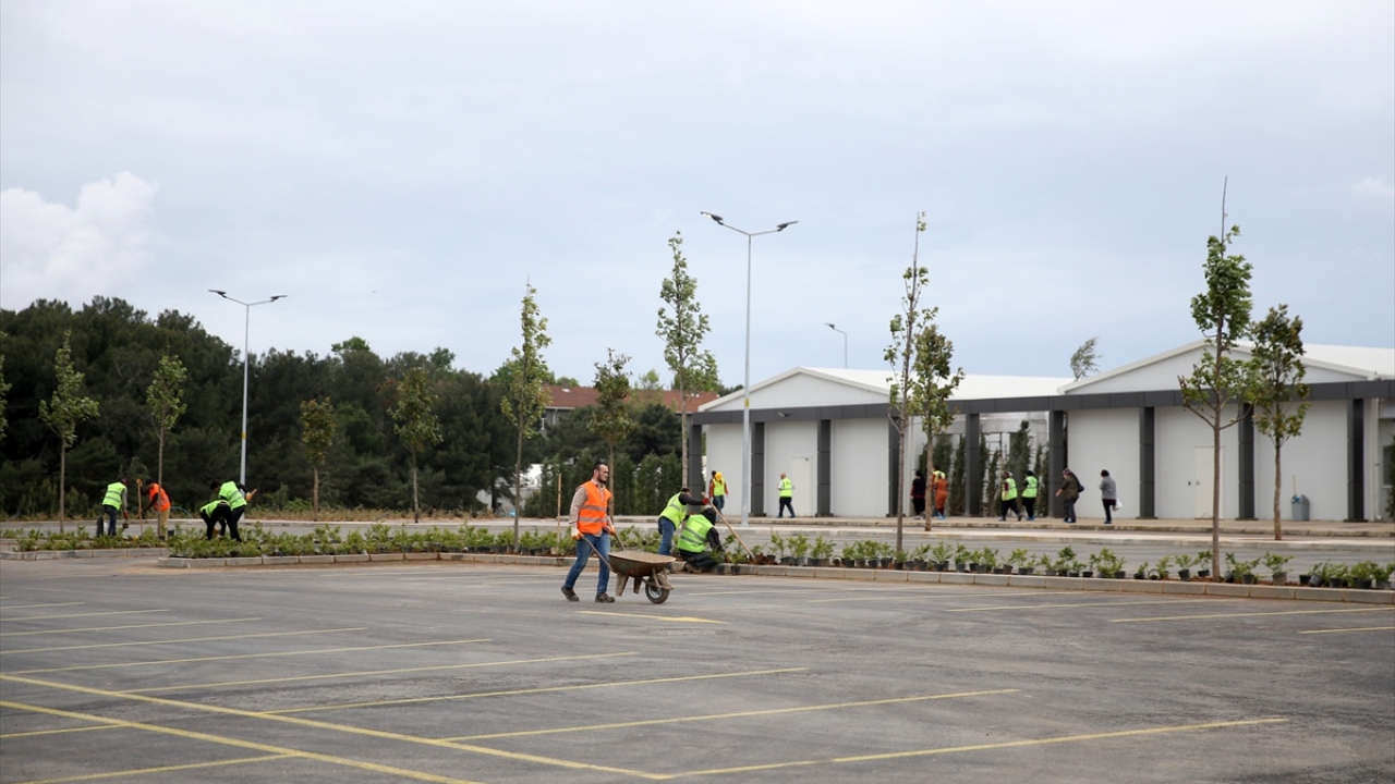 Her biri 125 bin metrekare alana kurulan hastaneler, 75 bin metrekare kapalı alana sahip olacak. 1008`er adet yatak kapasiteli olan merkezlerde istenildiğinde her oda yoğun bakıma dönüştürülebilecek.