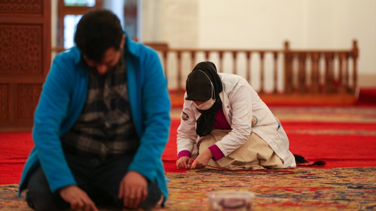 Restorasyon kapsamında, 515 yıllık Beyazıt Camii`nin kubbeleri, yoğun çatlaklar nedeniyle paslanmaz çelik kuşakla güçlendirildi, önceki onarımlarda kullanılan çimentolu oluşumlar yapıya zarar verdiği için kaldırıldı. 
