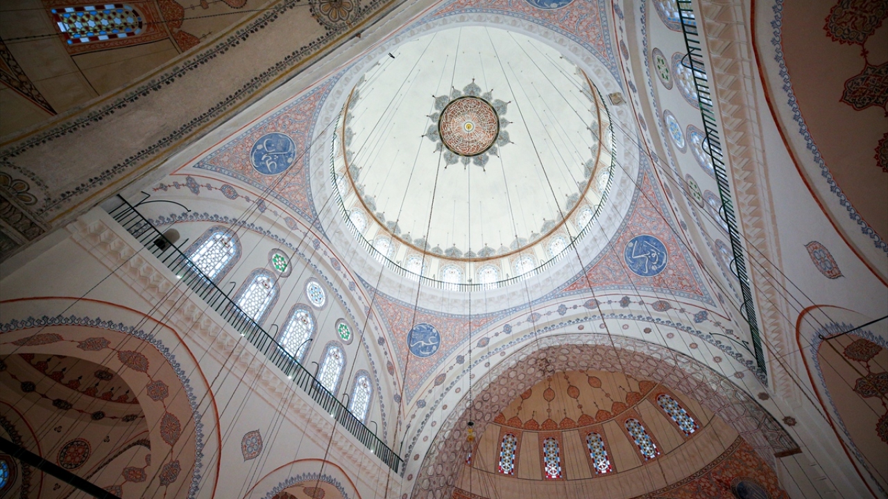 Mimar Sinan`ın 1573`de camiyi güçlendirmek amacıyla inşa ettiği kemerlerdeki kalem işleri de restorasyon sırasında gün yüzüne çıkarıldı. 