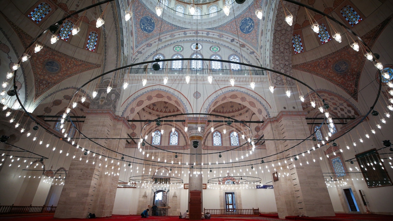 Sultan 2. Bayezid tarafından 1500-1505 yılları arasında inşa ettirilen Beyazıt Camisi, 8 yıl süren restorasyon ve güçlendirme çalışmalarıyla ihya edildi.  