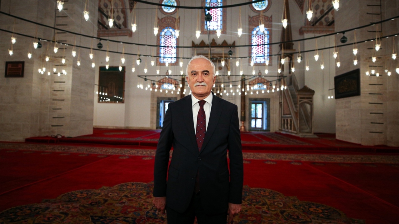 Vakıflar Genel Müdürü Burhan Ersoy, yaptığı açıklamada, Beyazıt Camisi`nin ihalesinin 2012 yılında yapıldığını, 8 yıllık süre sonunda ibadete hazır hale getirildiğini söyledi.