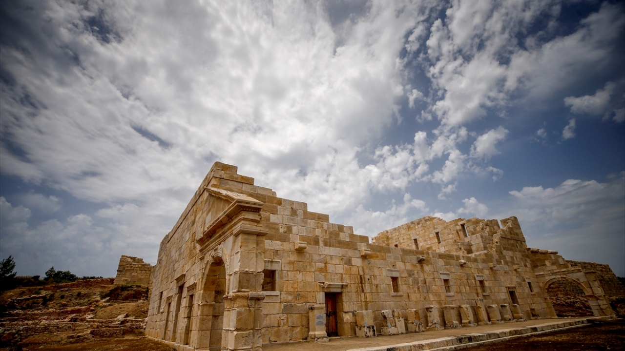 Kazı alanında meclis binası da yer alıyor.