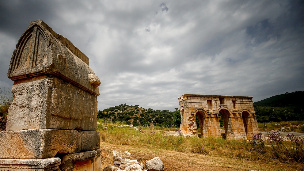 Kazı alanında Patara Tak`ı da (sağda) yer alıyor.