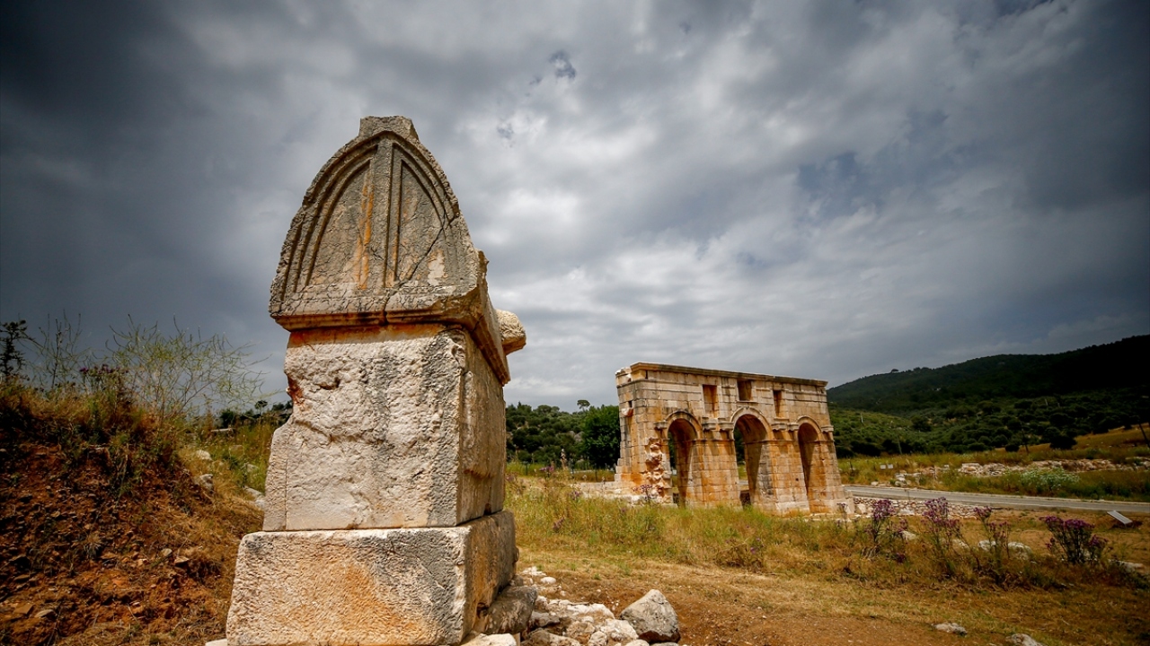 Tiyatronun belli kısımlarının kullanılacağına değinen Işık, buradaki bir etkinlikte tiyatroda yaklaşık 4 bin kişinin oturabileceğini kaydetti.