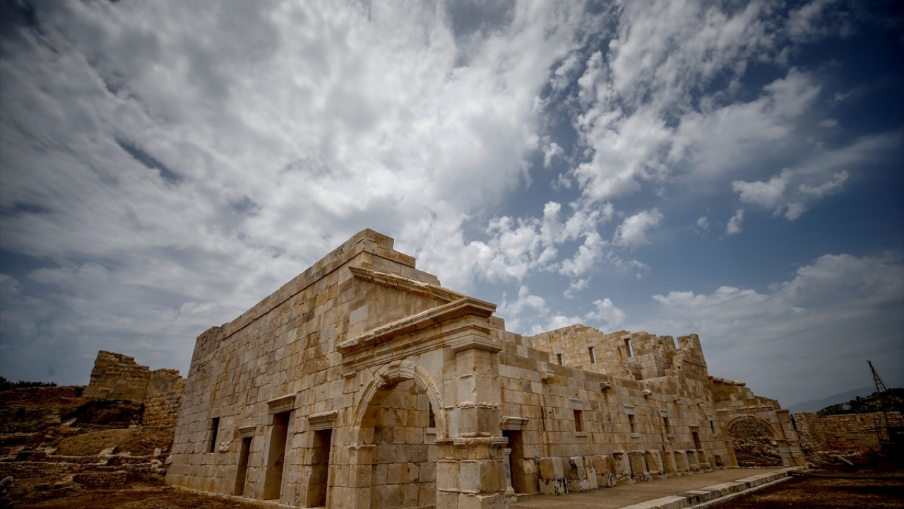 Kazı alanında meclis binası da yer alıyor.