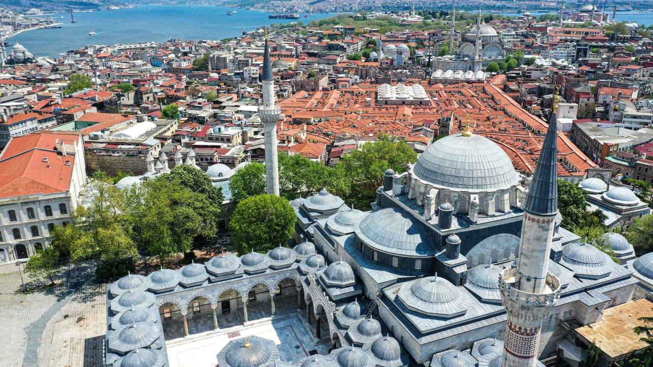 Koronavirüs tedbirleri kapsamında camiler 16 Mart’tan beri toplu ibadete kapalı.