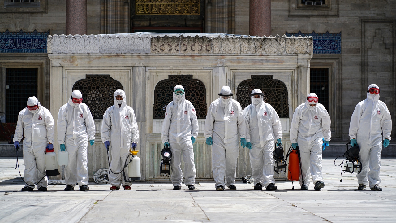 Yarın belirlenecek kurallar çerçevesinde öğle, ikindi ve cuma namazları camilerde cemaatle kılınabilecek. 