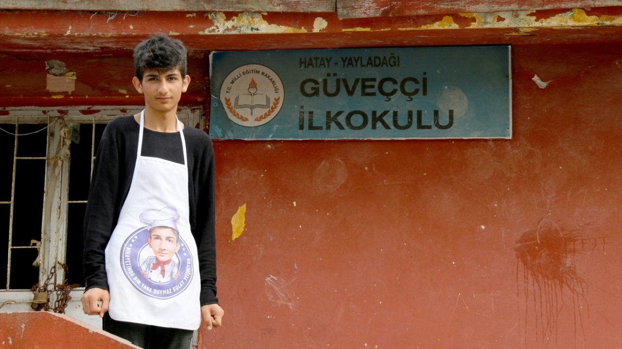Yayladağı ilçesinde, Suriye sınırına yakın Güveççi Mahallesi`nde ailesiyle yaşayan Duymaz, 5 metrekarelik mutfaklarında yaptığı yöresel lezzetleri ve farklı tarifleri sosyal medyadan paylaşmaya başladı.