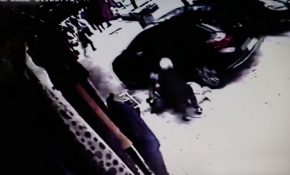 El freni çekilmeden bırakılan otomobil 2 kişiye çarptı