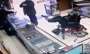 Engelli genç ayağı ile çektiği oyuncak silahla soygun düzenledi