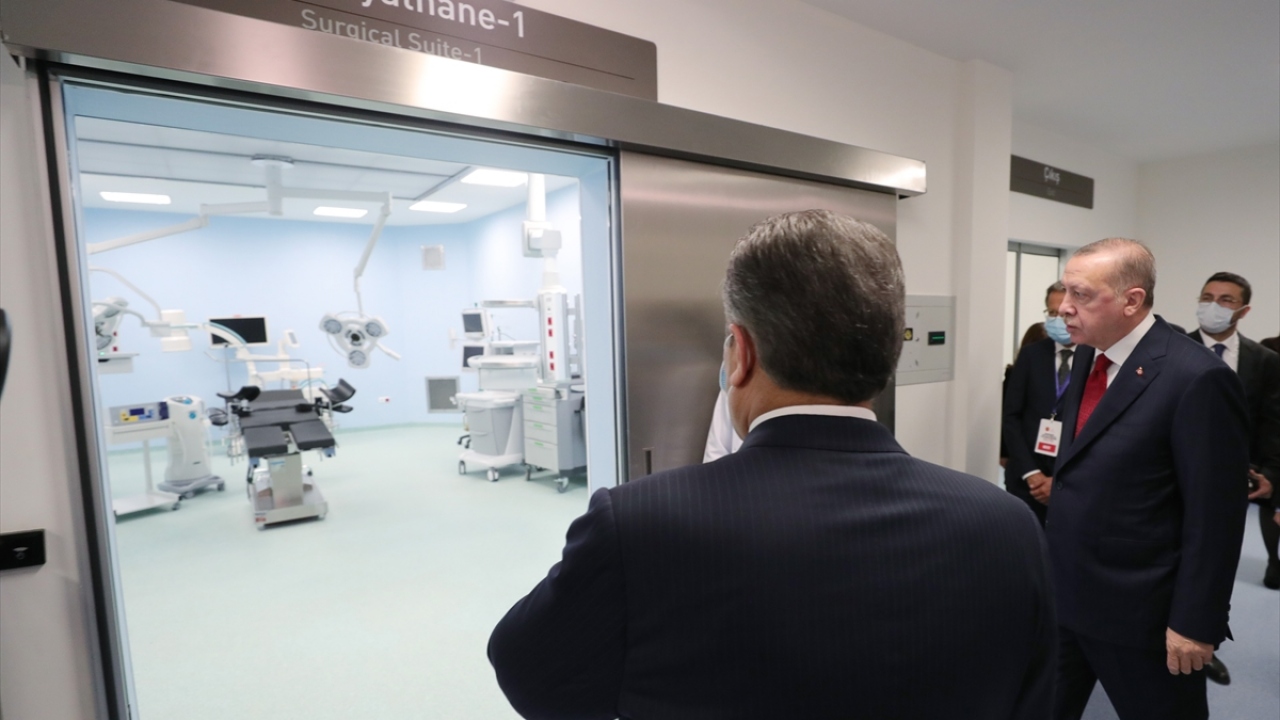 Türkiye Cumhurbaşkanı Recep Tayyip Erdoğan, yapımı tamamlanan Sancaktepe Prof. Dr. Feriha Öz Acil Durum Hastanesi`nde incelemelerde bulundu. 