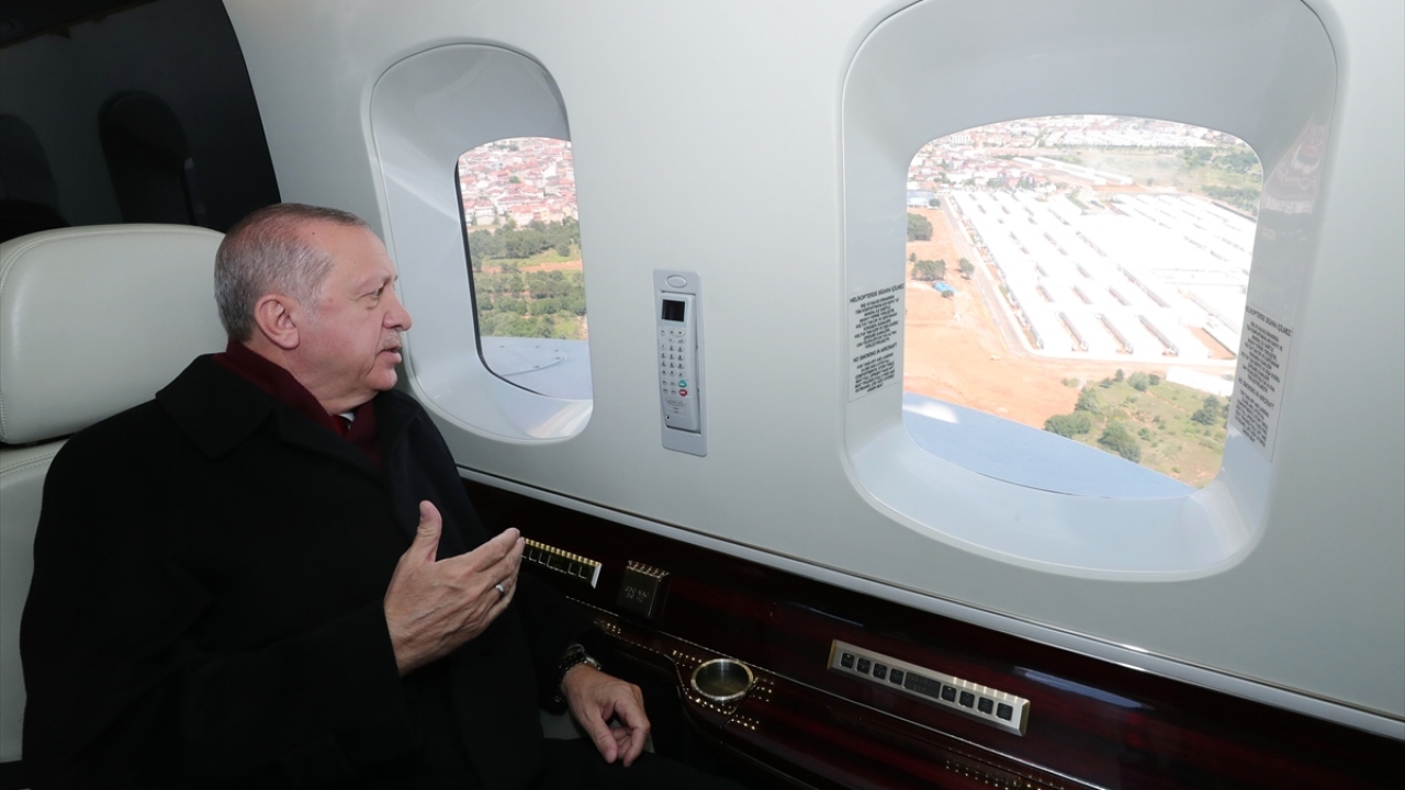 Türkiye Cumhurbaşkanı Recep Tayyip Erdoğan, yapımı tamamlanan Sancaktepe Prof. Dr. Feriha Öz Acil Durum Hastanesi`ni havadan inceledi.