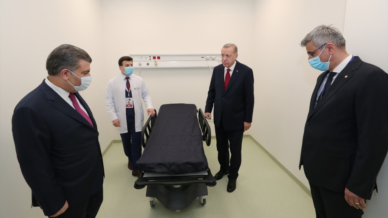 Cumhurbaşkanı Erdoğan`a Sağlık Bakanı Fahrettin Koca da eşlik etti.
