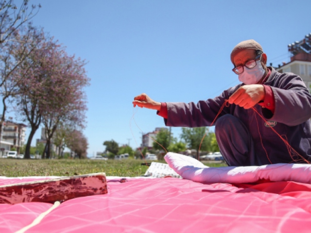45 yıllık yorgancılık mesleğini ilk günkü aşkla yapıyor