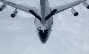 Türk tanker uçağından NATO uçağına yakıt ikmali